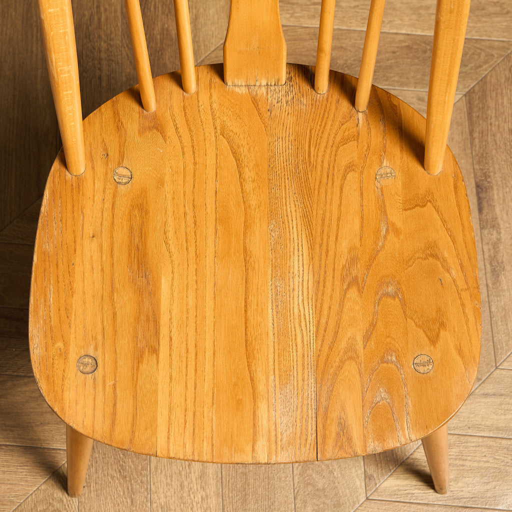 スワンバックチェア ラウンドメタルラベル