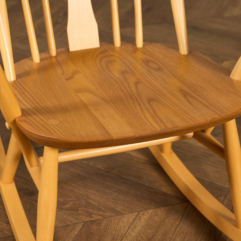 ヴィンテージ スワンバック ロッキングチェア ラウンド型メタルラベル