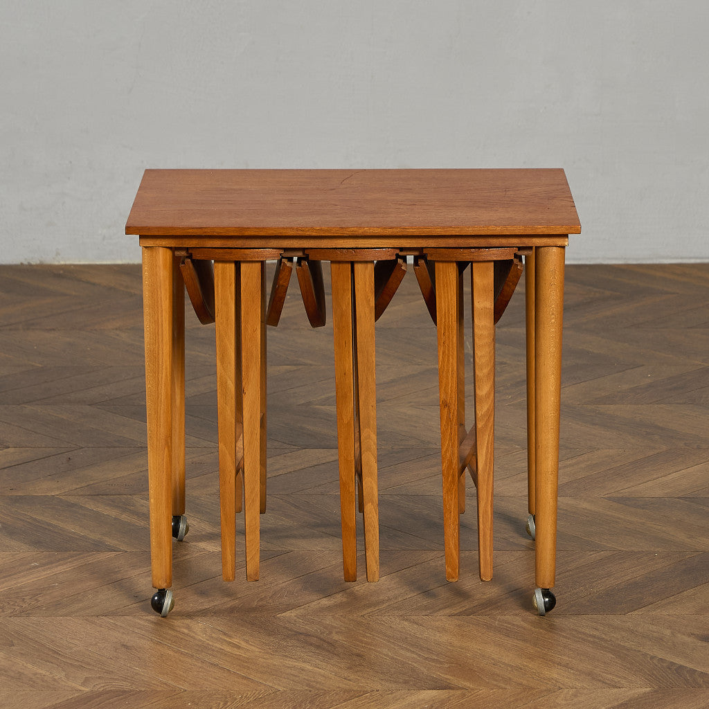 Novy Domov社 Poul Hundevad ネストテーブル