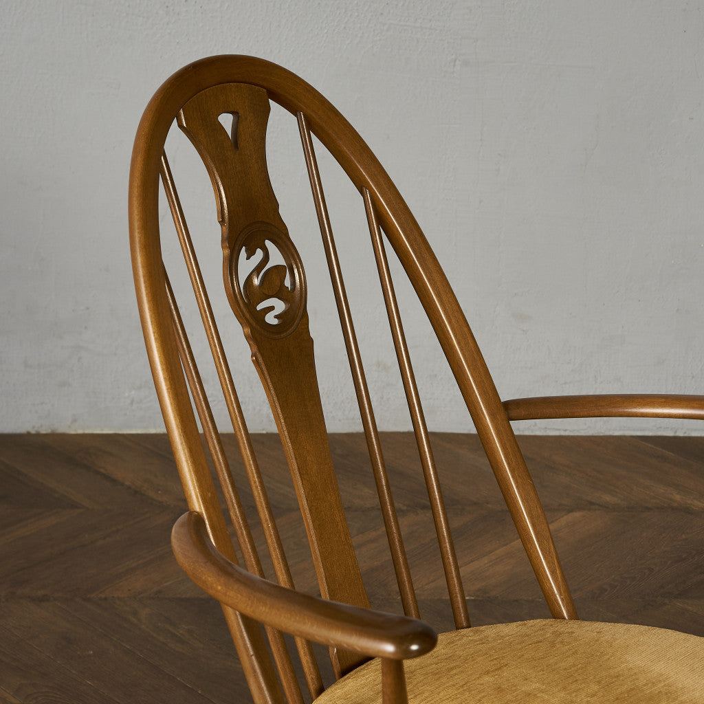 ヴィンテージ スワンバック ロッキングチェア ラウンド型メタルラベル