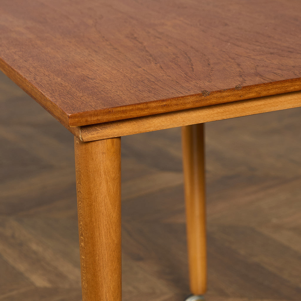 Novy Domov社 Poul Hundevad ネストテーブル