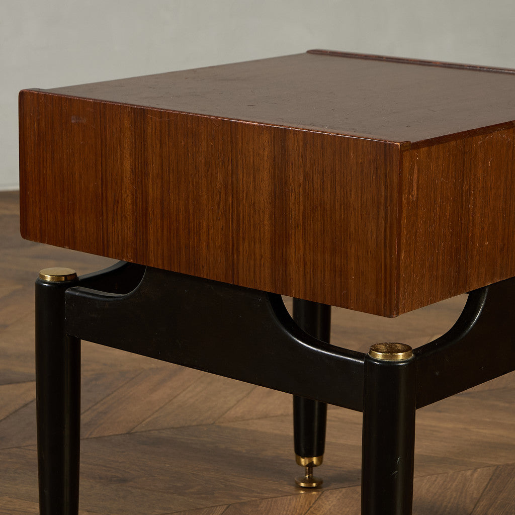 Tola&black ベッドサイドテーブル 206