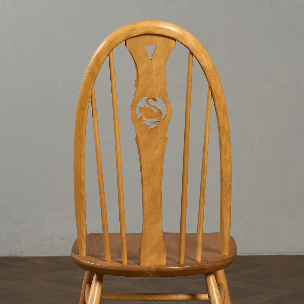 スワンバックチェア ラウンドメタルラベル