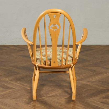 ヴィンテージ スワンバック ロッキングチェア ラウンド型メタルラベル