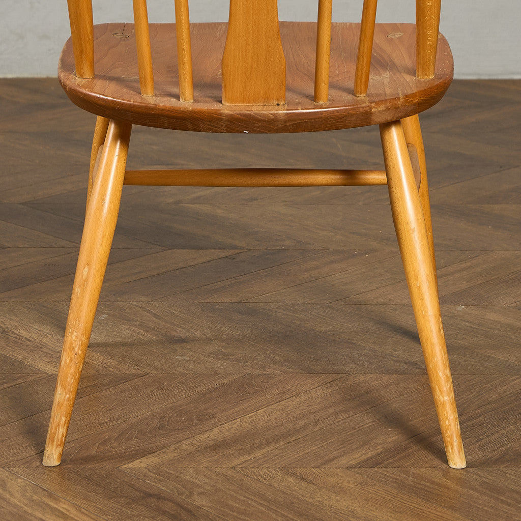 スワンバックチェア ラウンドメタルラベル