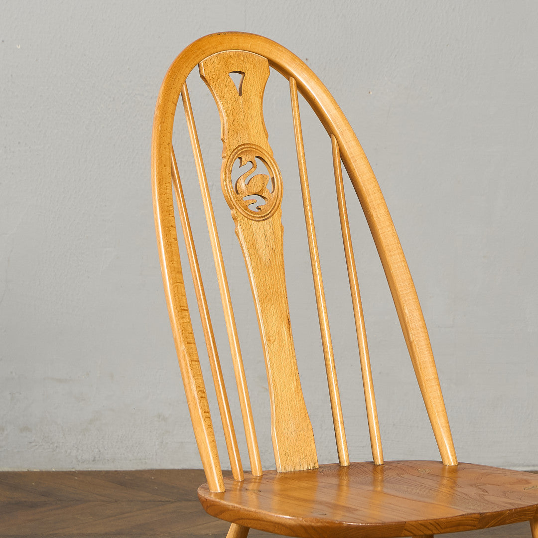 スワンバックチェア ラウンドメタルラベル