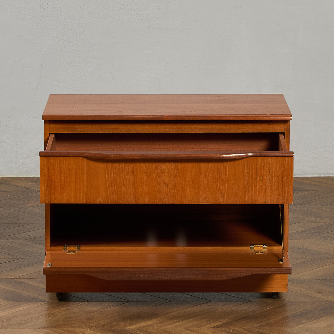 車輪付き　アンティーク　サイドボード　ヒビ割あり　アイアン 車輪付き アンティーク サイドボード ヒビ割あり アイアン