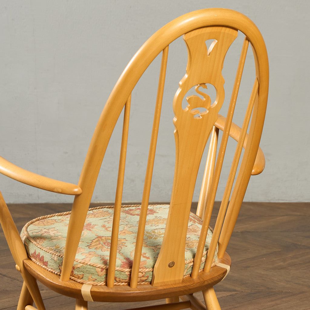 ヴィンテージ スワンバック ロッキングチェア ラウンド型メタルラベル