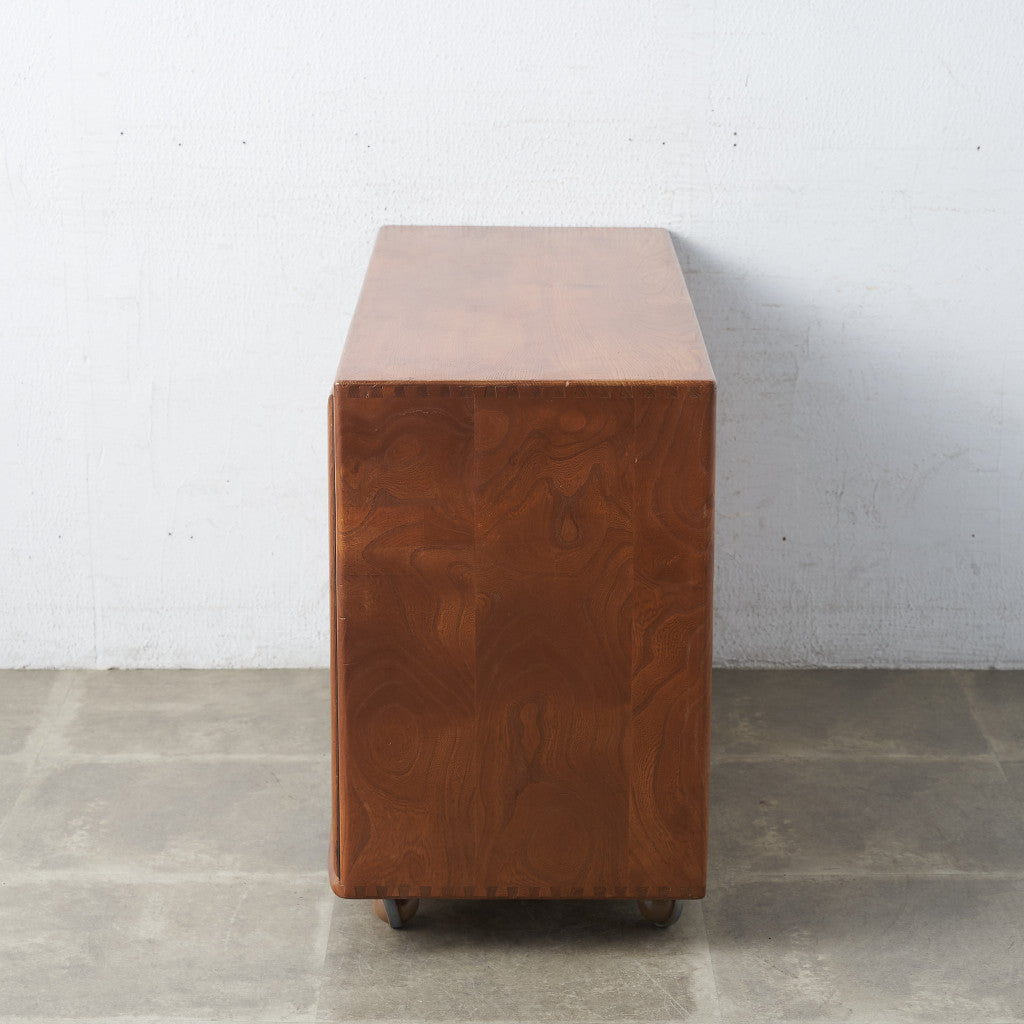 アーコール サイドボード ERCOL 英国ヴィンテージ 1970s エルム材 キャスター付き ウィンザースタイル リビング収納 キッチンボード  キャビネット アンティークの通販 by モノ道楽 -MONOdoraku-'s shop｜ラクマ