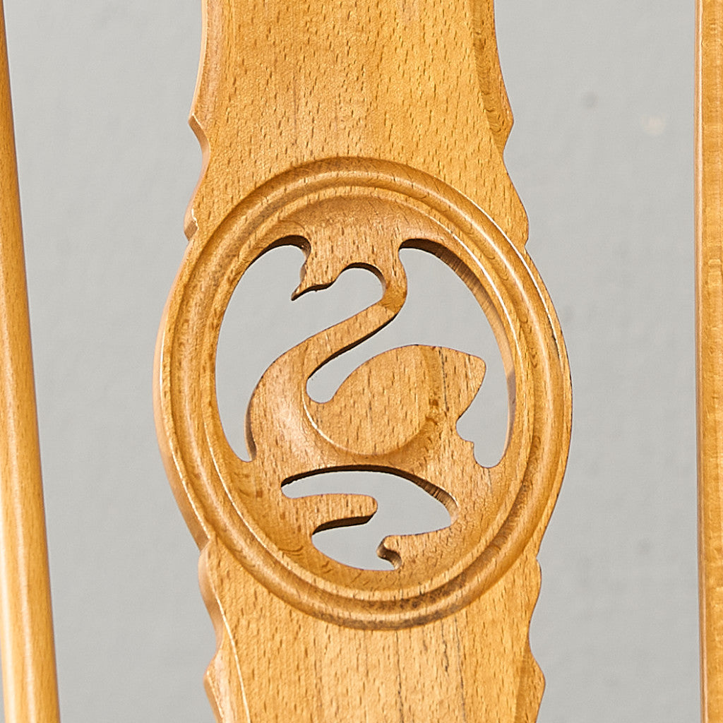 スワンバックチェア ラウンドメタルラベル