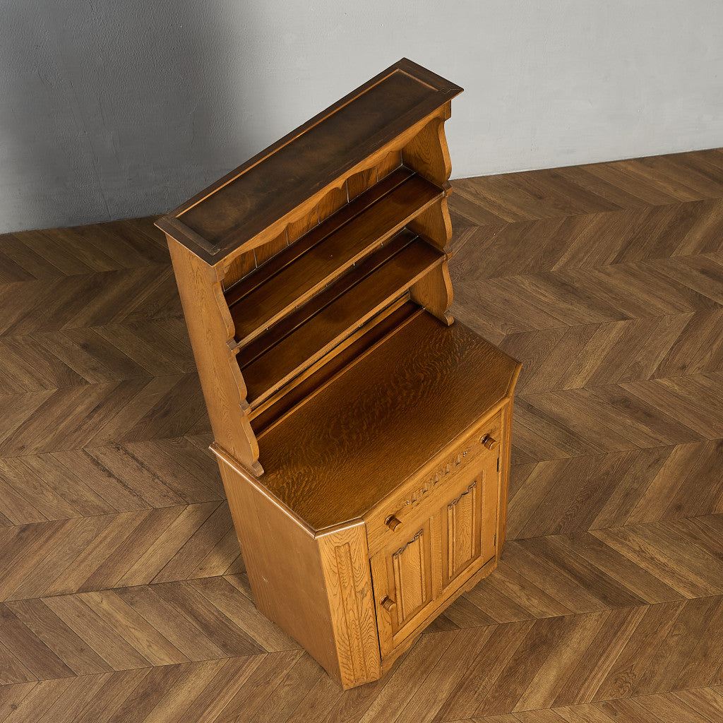 L. Marcus Ltd.  ウェルシュドレッサー 食器棚