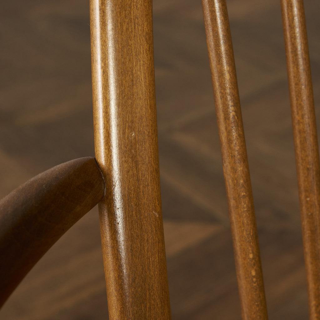 ヴィンテージ スワンバック ロッキングチェア ラウンド型メタルラベル