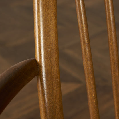 ヴィンテージ スワンバック ロッキングチェア ラウンド型メタルラベル