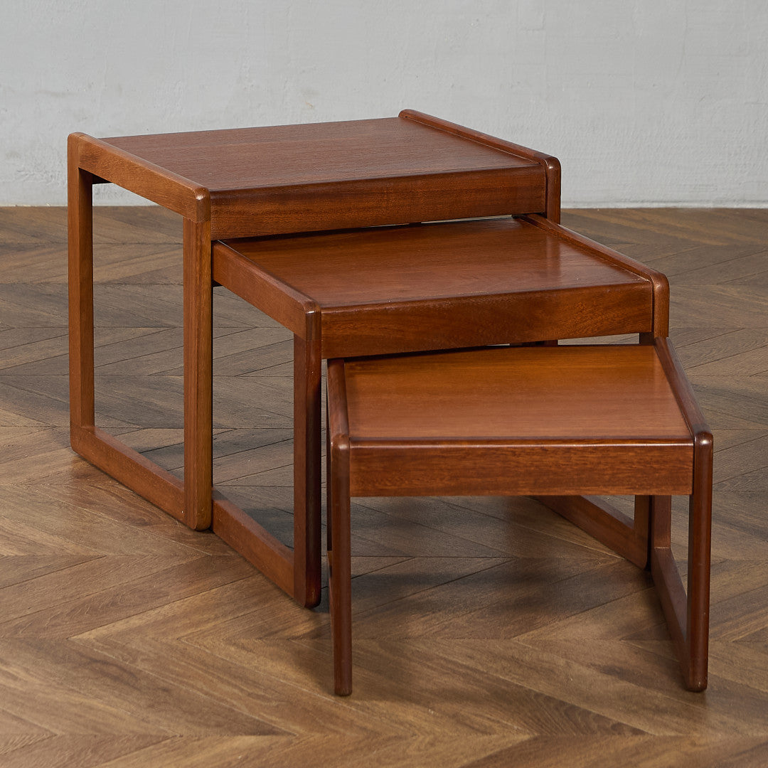 Nest Table 時を重ねた機能美 – camori ヴィンテージ家具・北欧