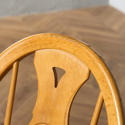 スワンバックチェア ラウンドメタルラベル