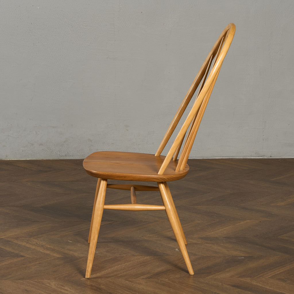 スワンバックチェア ラウンドメタルラベル