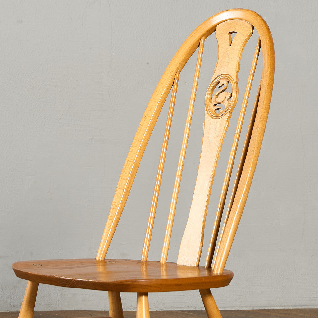 スワンバックチェア ラウンドメタルラベル