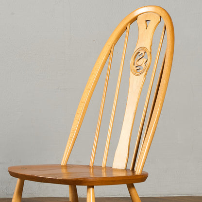 スワンバックチェア ラウンドメタルラベル