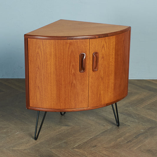 Fresco コーナーキャビネット / カスタムアイアンレッグ