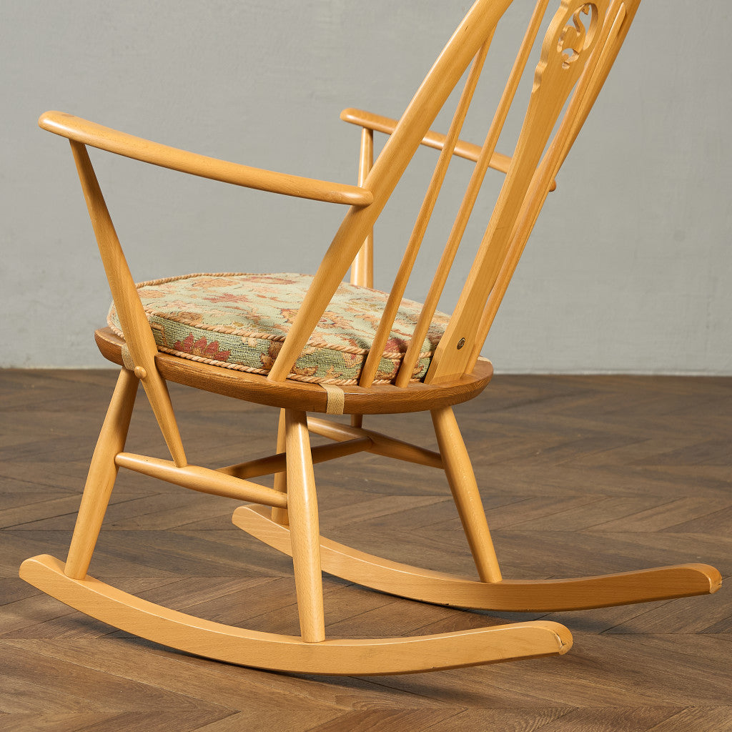 ヴィンテージ スワンバック ロッキングチェア ラウンド型メタルラベル