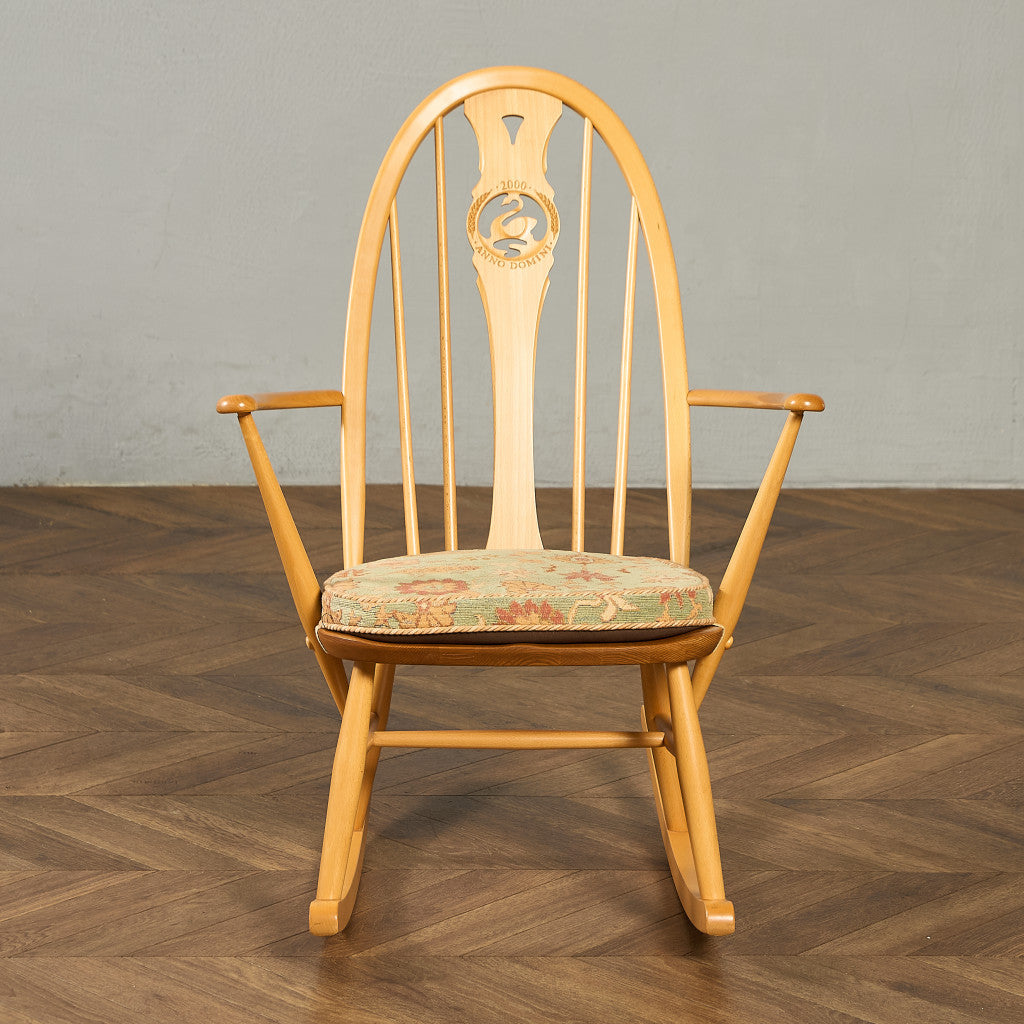 ヴィンテージ スワンバック ロッキングチェア ラウンド型メタルラベル