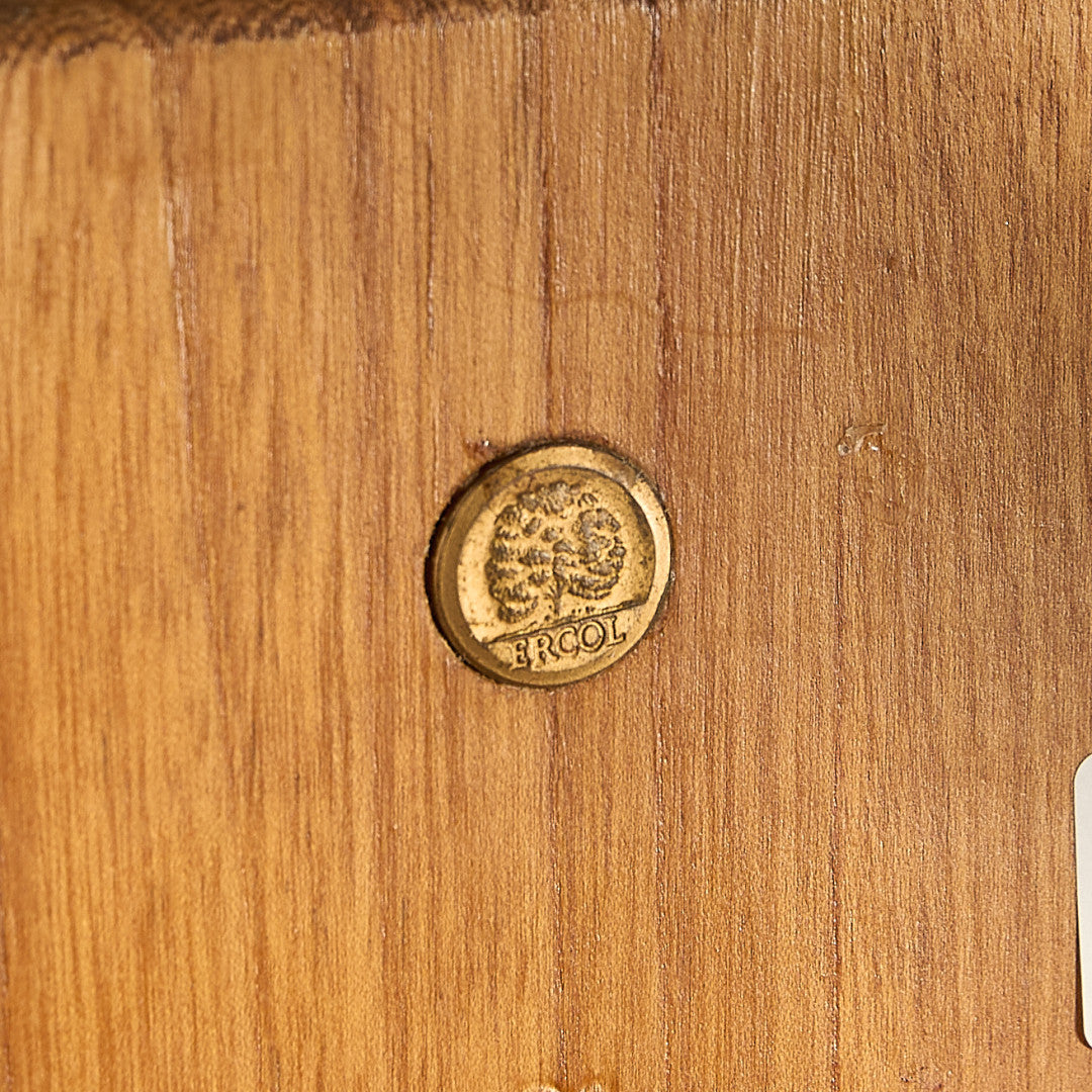 スワンバックチェア ラウンドメタルラベル