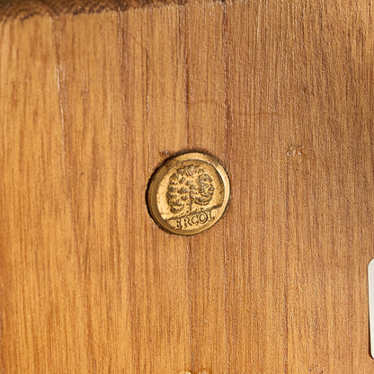 スワンバックチェア ラウンドメタルラベル