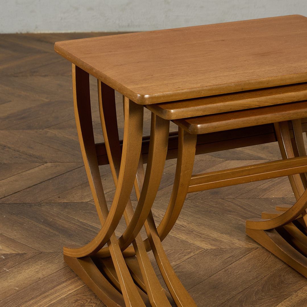 ネストテーブル