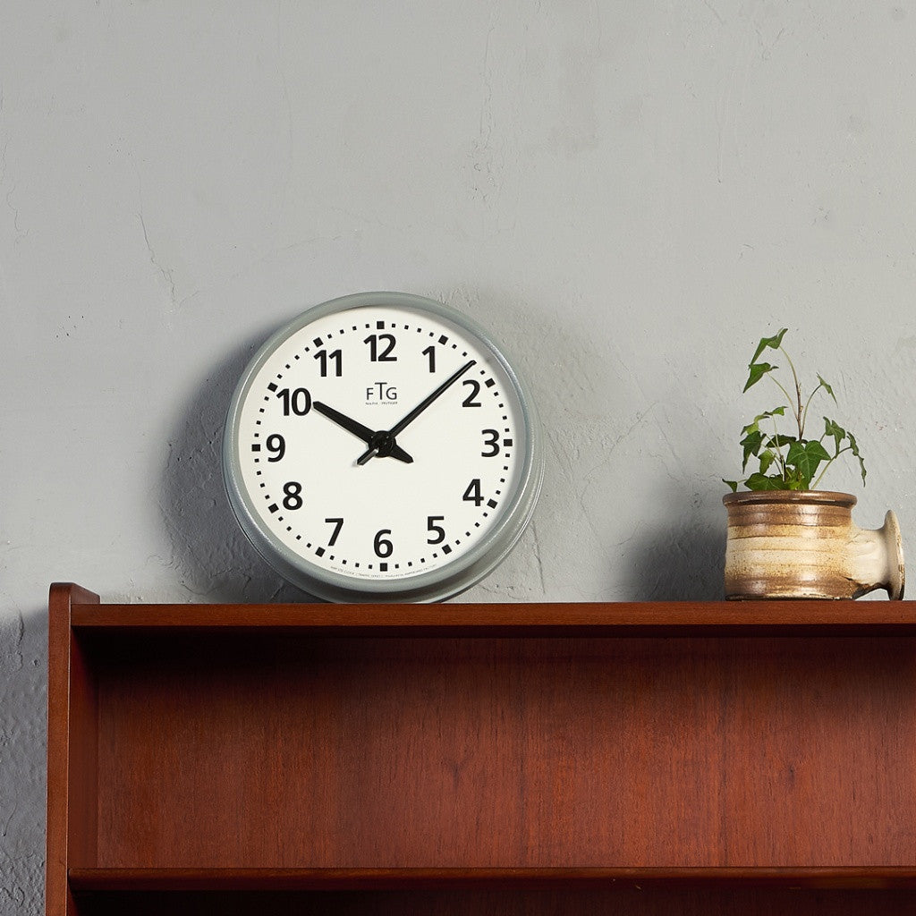 TRAFFIC SERIES CLOCK / FRUTIGER