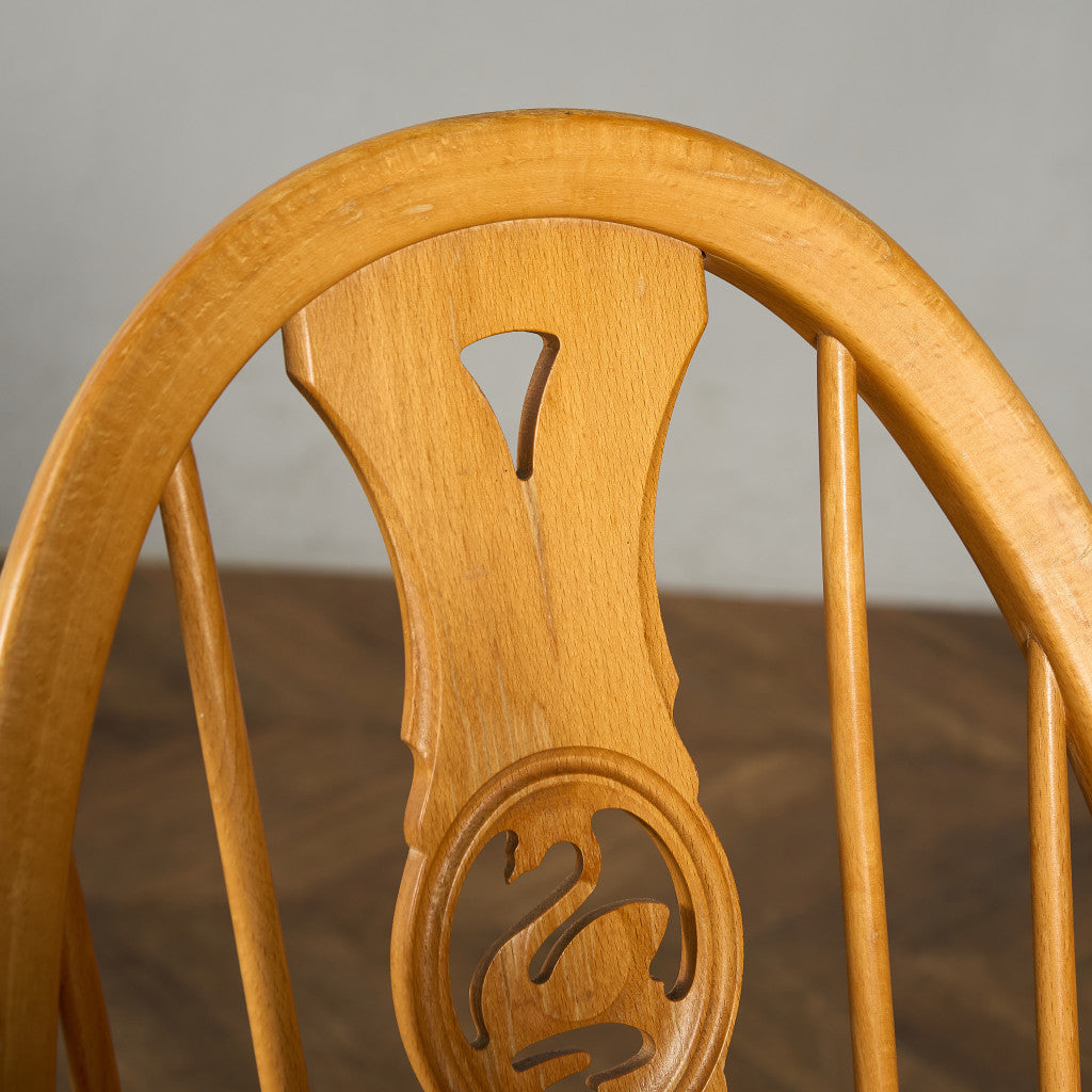 スワンバックチェア ラウンドメタルラベル