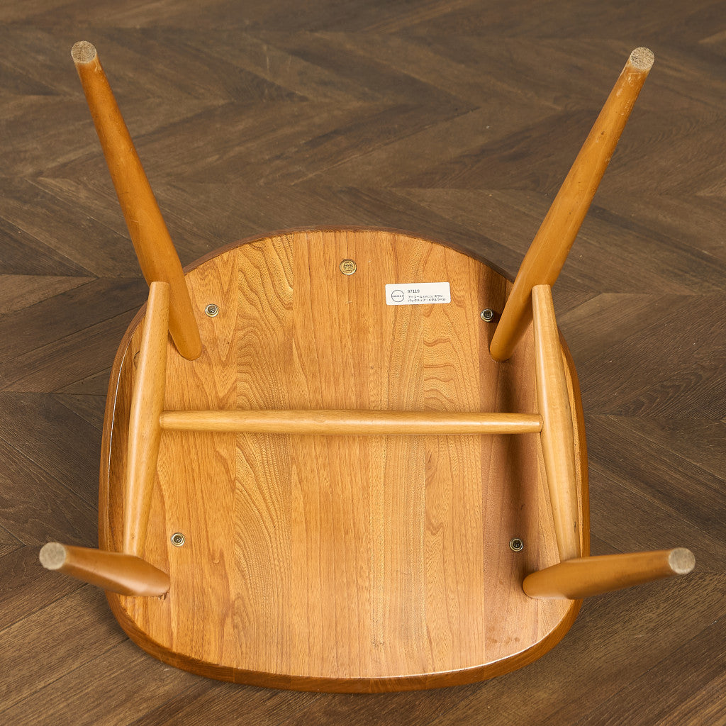 スワンバックチェア ラウンドメタルラベル