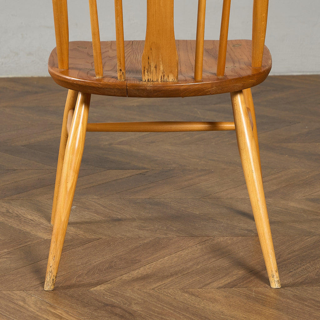 スワンバックチェア ラウンドメタルラベル