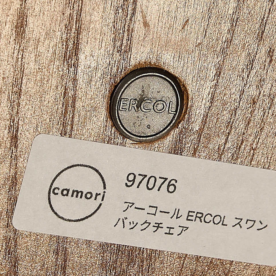 スワンバックチェア ラウンドメタルラベル