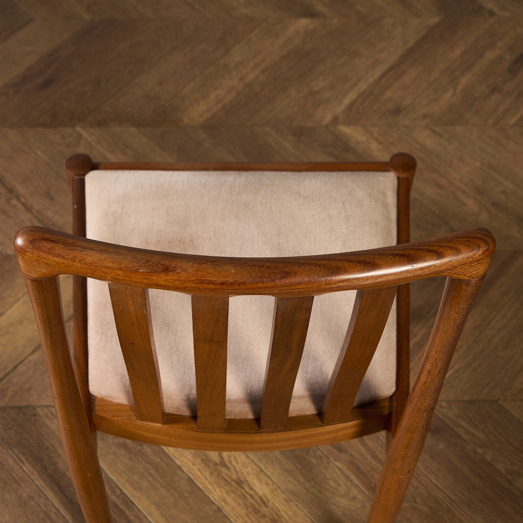 スラットバックチェア