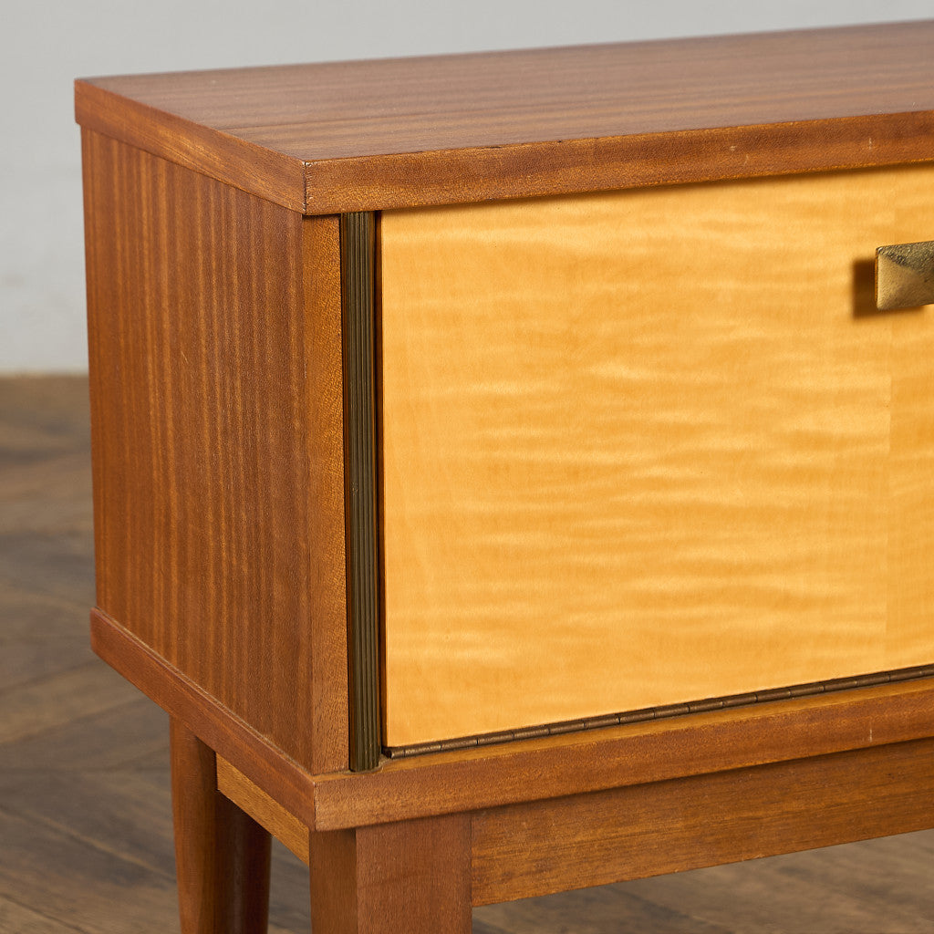 英国 ヴィンテージ ベッドサイドキャビネット