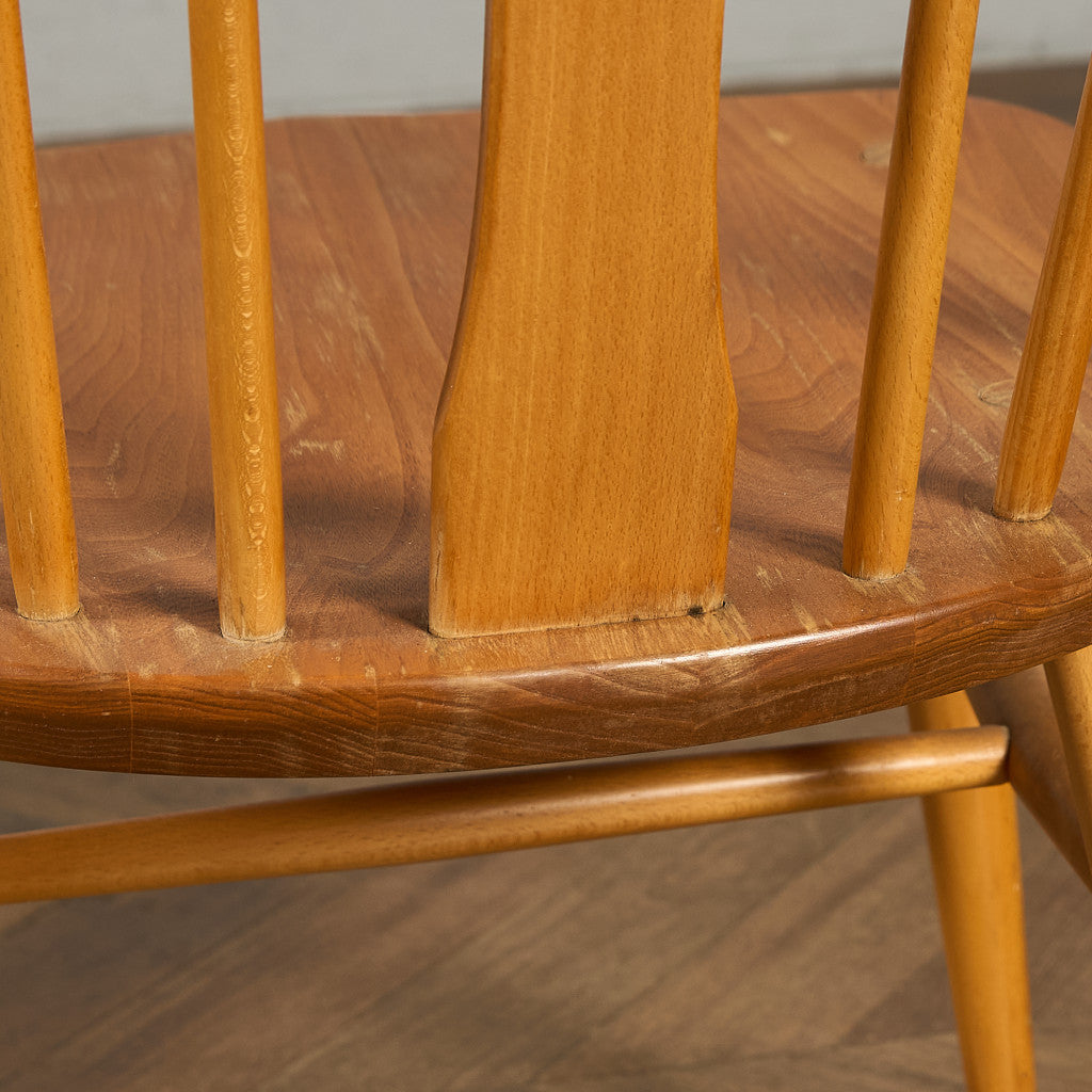 スワンバックチェア ラウンドメタルラベル