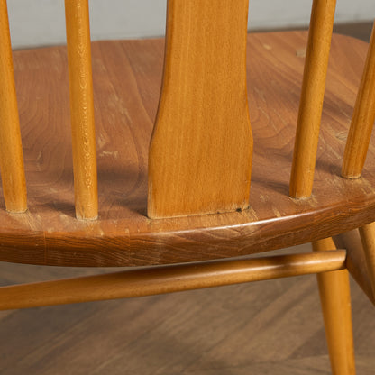 スワンバックチェア ラウンドメタルラベル