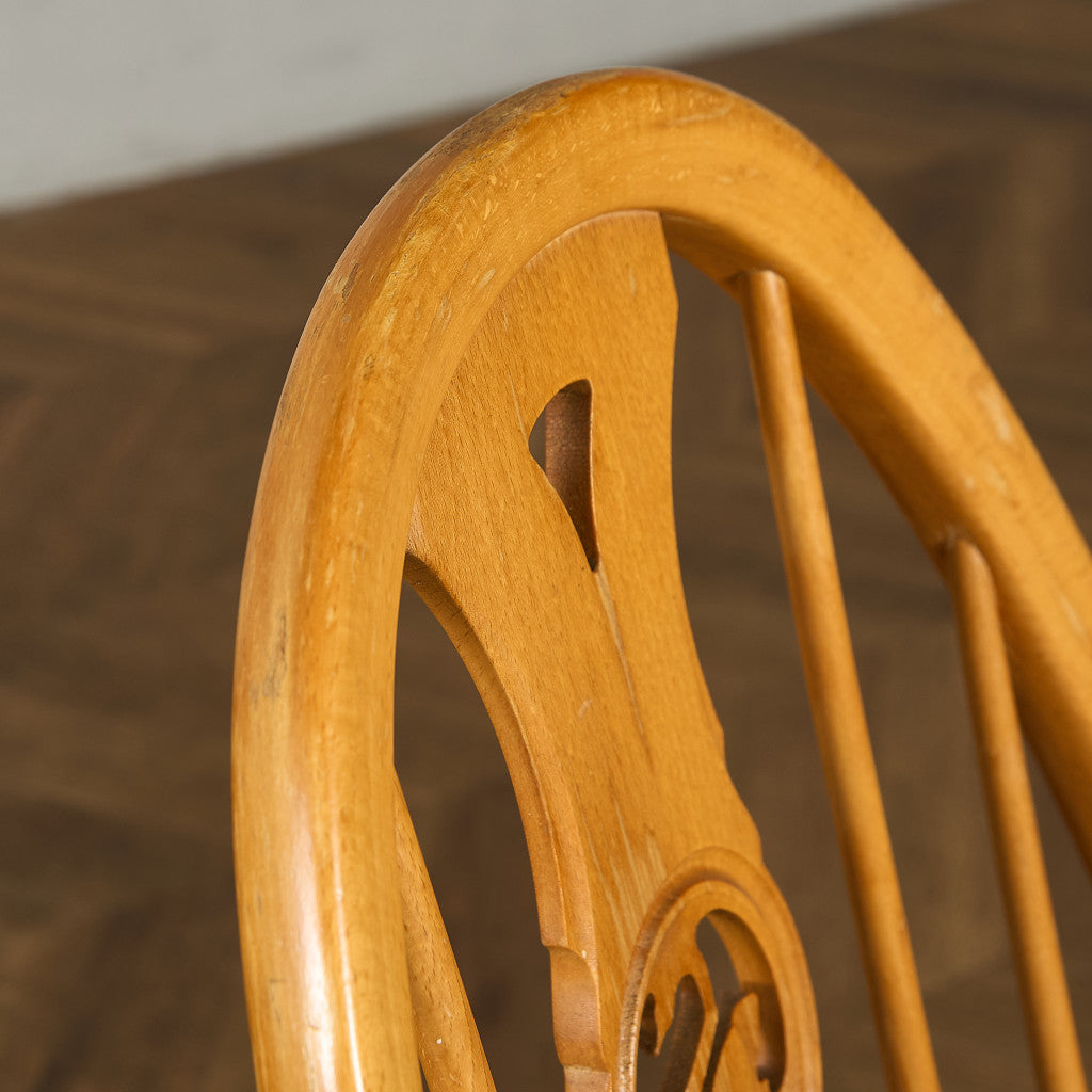 スワンバックチェア ラウンドメタルラベル