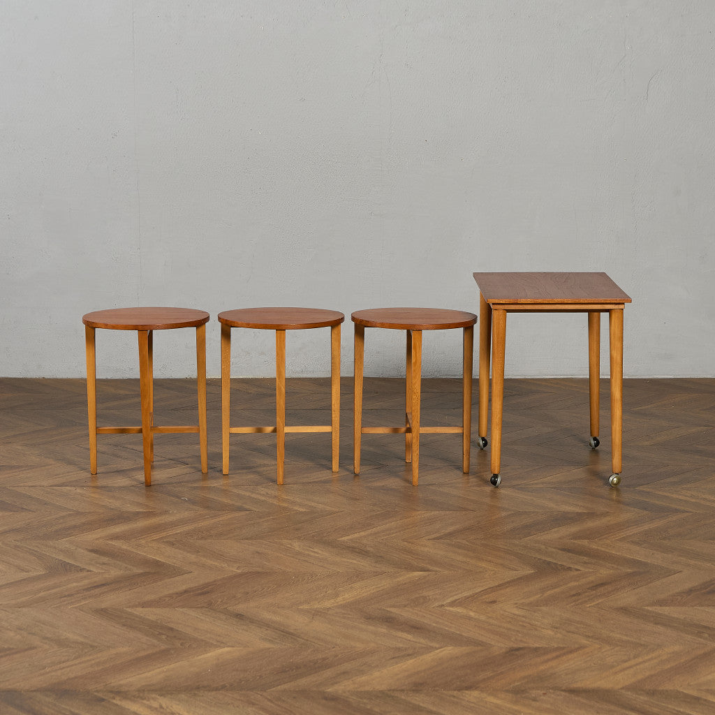 Novy Domov社 Poul Hundevad ネストテーブル