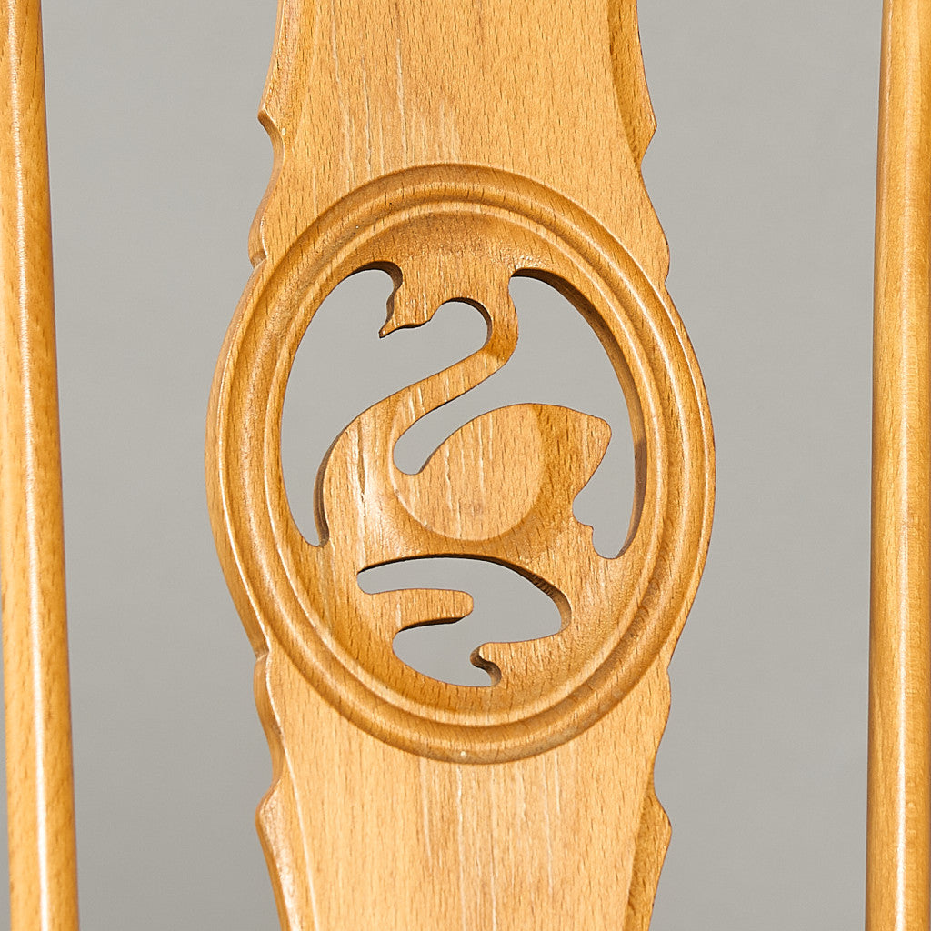 スワンバックチェア ラウンドメタルラベル