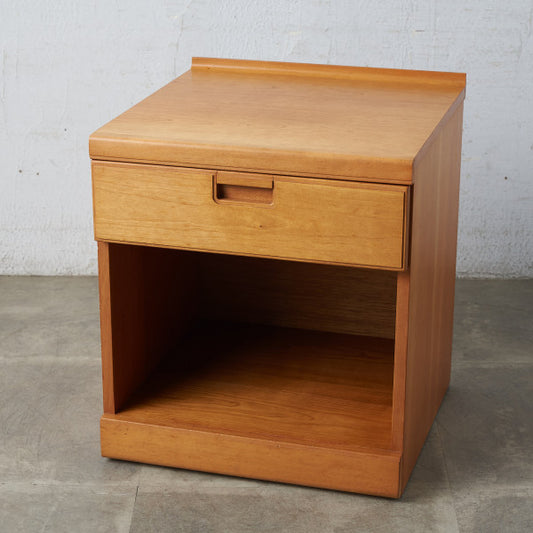 英国ヴィンテージ ベッドサイドキャビネット